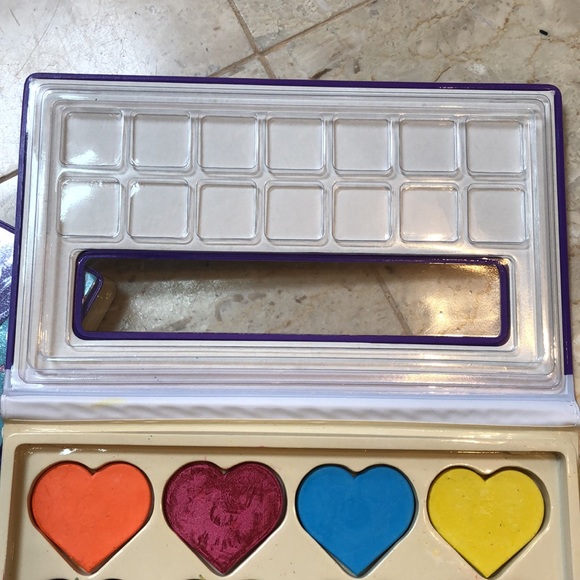 NWOT Hearts and Crafts complete enclosed watercolor kit - Picture 3 of 12